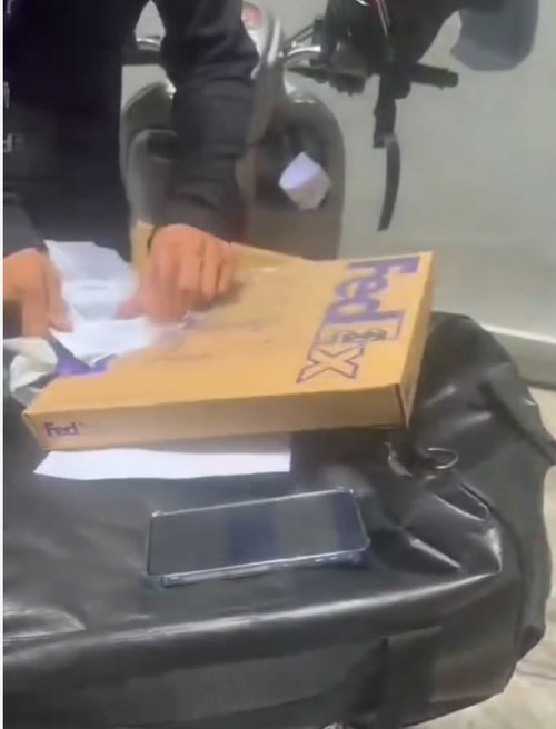 FEDEX发票运单放入发票袋